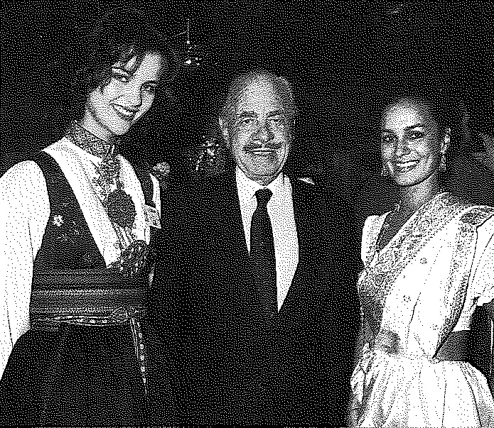 Nat Cohen with Miss Norway and Miss Sri Lanka