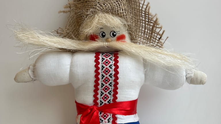 Miss World Ukraine presents one of her auction s gifts. Motanka Doll Sofiia Shamiia Miss World 2023 Ukraine