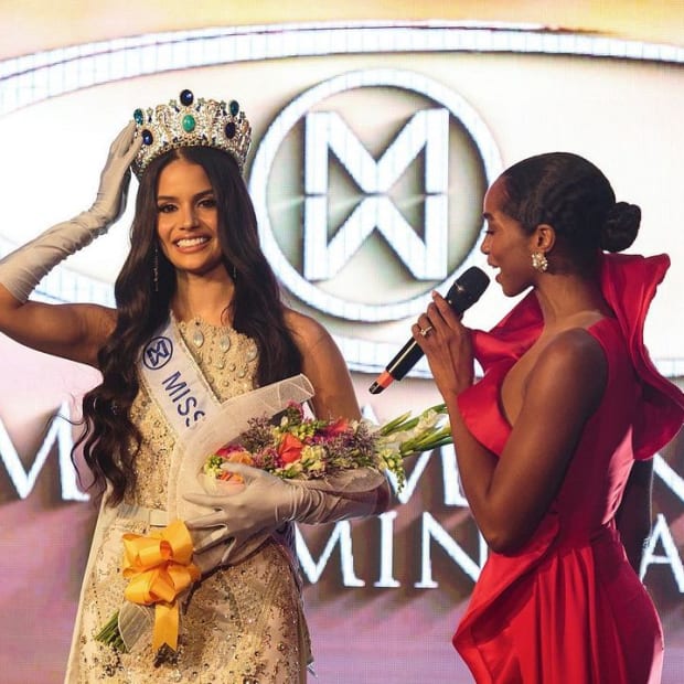 Miss Dominican Republic's Feet Glow With Bling at Miss Universe