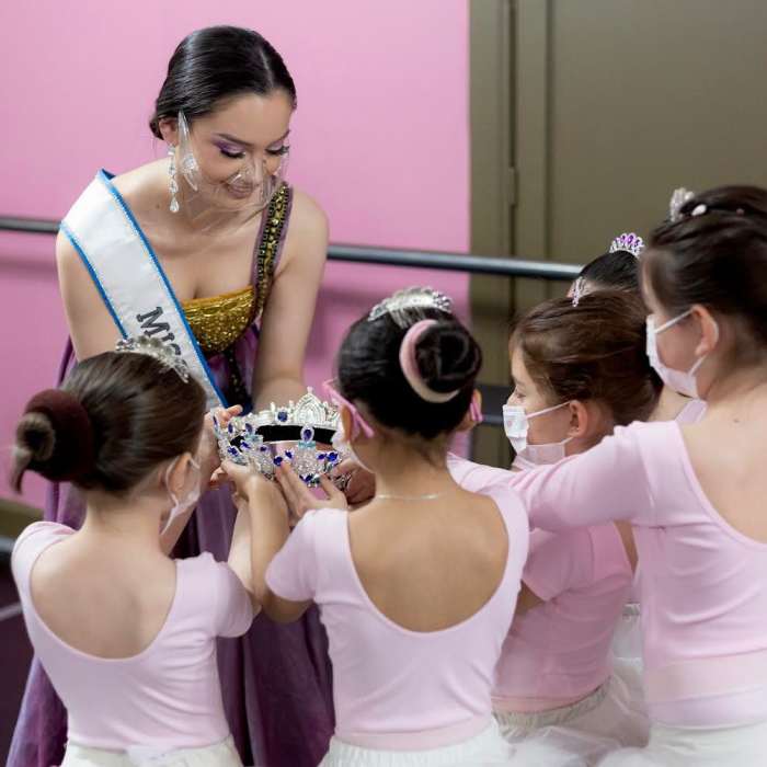 Carol showing her Miss World Chile crown to young ballerinas
