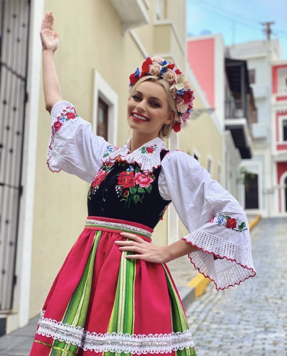 Beauty of Polish folklore in old San Juan - Miss World Poland