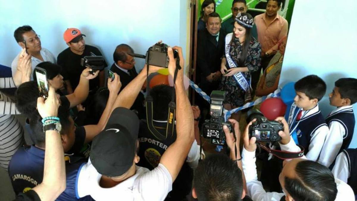 Miss World Guatemala 2016 opens her 3rd library - Miss World